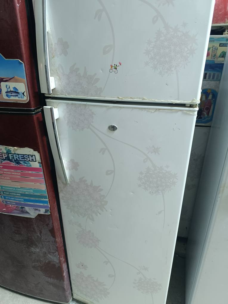 يوجد جميع الأحجام الثلاجات باسعار مناسبه وغسالات عاديه وغسالات سامسونج اتوماتيك ومكيفات وسبالت كربلاء الحر قرب مستشفى التركي *********** كربلاء, العراق
