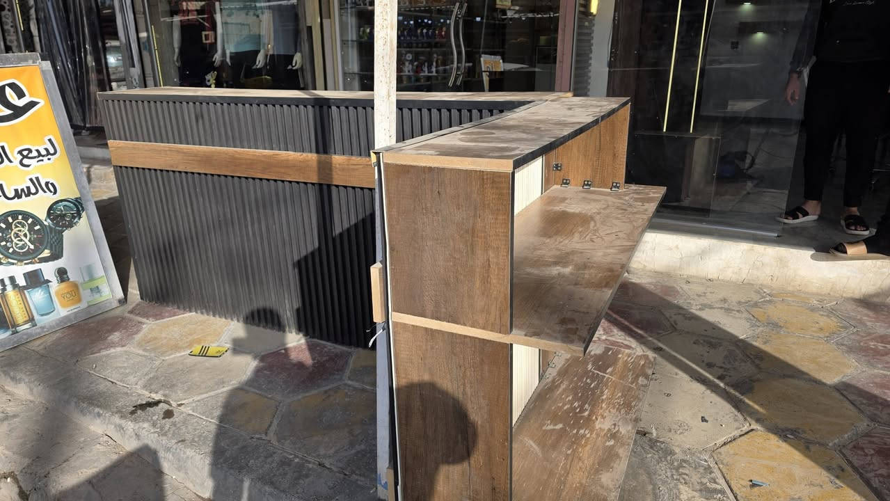 ​للبيع ميز عرض متكامل (ديكور) بتصميم حديث، جداً نظيف ومناسب لأصحاب المحلات اللي يحبون الفخامة والترتيب. الميز نظافته ممتازة جداً (مثل الجديد) وموضح بالصور والفيديو.
📏 تفاصيل القياسات:
​الميز الأساسي: طول 2.5 متر | عرض (عمق) 42 سم.
​الصباحية: طول 1.5 متر.
​المجموع الكلي: 4 أمتار (طول مثالي للعرض).
​✨ ليش هذا الميز؟
​تصميم عملي يستوعب عدد كبير من الأجهزة والإكسسوارات.
​خامة قوية ومتينة، واللون يتناسب مع أغلب الديكورات.
​تم تبديله فقط بسبب تغيير نظام ديكور المحل.
​📍 العنوان: ديالى - المقدادية - السوق القديم - قرب مطعم سراب.
💰 السعر: [250] (بي مجال للشراي الجاد).
هاتف ***********/***********
