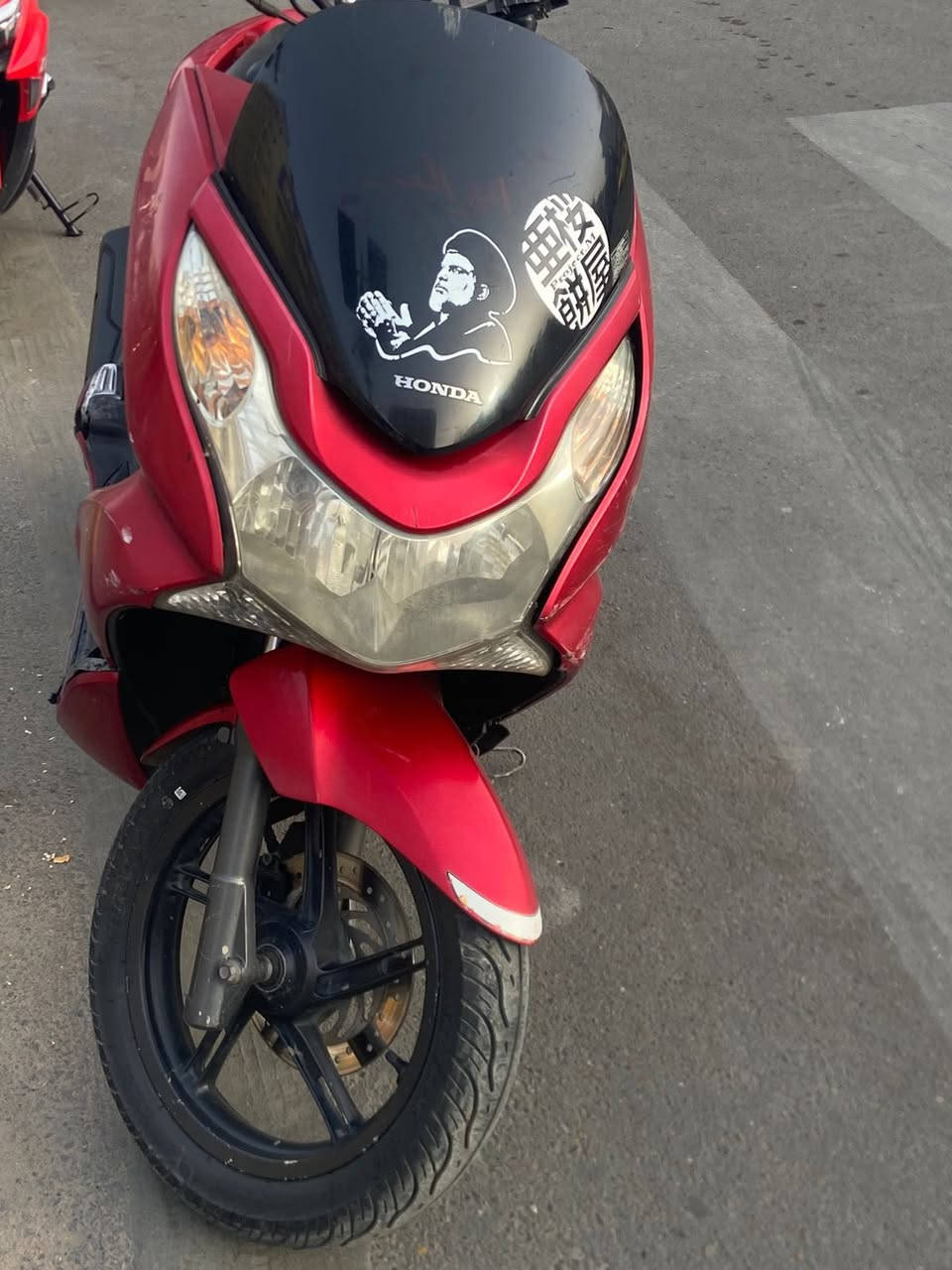 السلام عليكم  دراجه PCX جيل الاول مكينه بلادي ما مفتوحه ابد دراجه نضيفه الكفرات مضررات شيء بسيط مثل مموضح بلصوره  وستاند تعليق ما بيها غير هذن  ذكرتهن ودراجه كدامك بلصور نضيفه سعرها مليون و200وبيها مجال هاذ رقمي ***********واتساب مكاني بغداد الاورفلي
