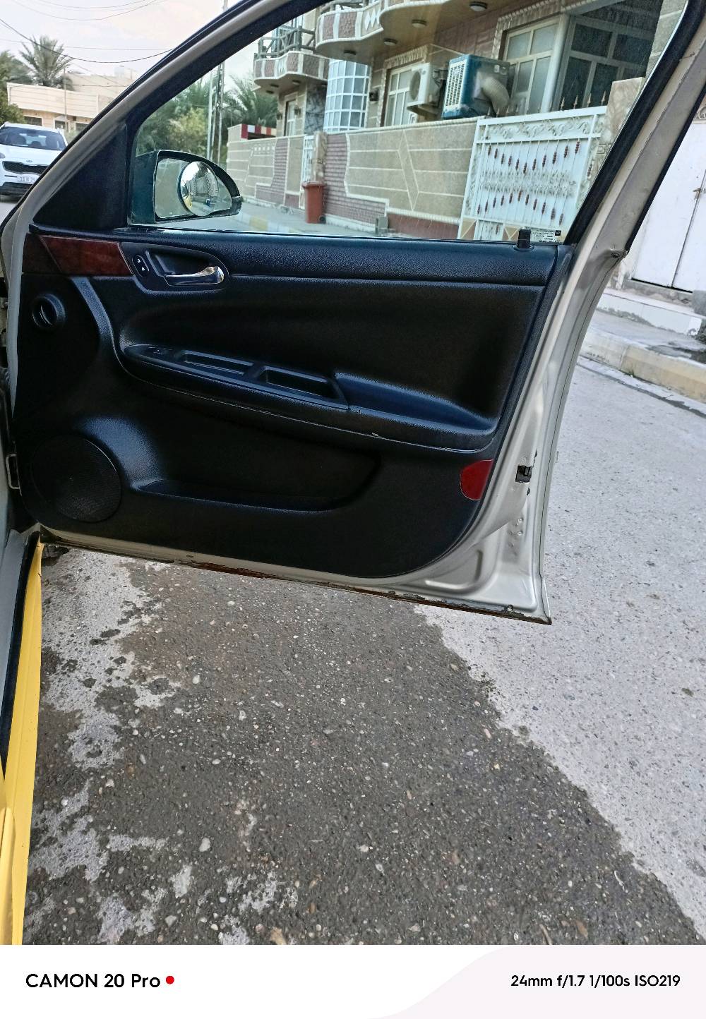 أنا عندي للبيع سيارة شيفروليه إمبالا إل تي 2008. السيارة لونها أصفر مع بعض التفاصيل بالأسود، وهي بحالة جيدة من ناحية الجسم والمظهر. من الداخل، المقاعد مغطاة بكسوة مريحة، وهناك مساحة كافية ومريحة للركاب. السيارة تستخدم بشكل ممتاز للنقل والرحلات، وأيضاً مناسبة للعمل كتاكسي بسبب لونها الواضح والمميز. الغيار أوتوماتيكي، ومجهزة بمعدات جيدة للقيادة اليومية.