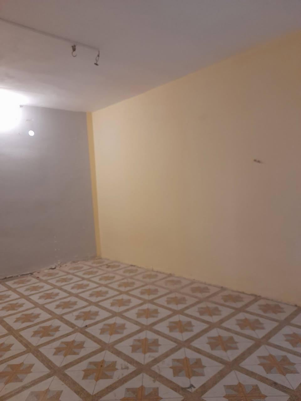 بيت للبيع مساحة ٢١٧بلبطاط زاعي كاع الدبوس بالشارع الخلف المدرسة السعر ٥٨ الستفساررقم ***********
