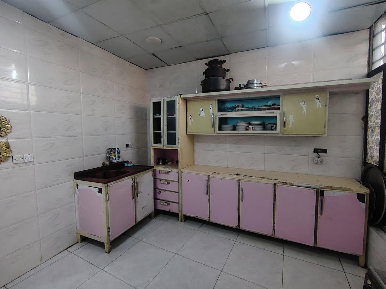 بيت ركن  للبيع كوت حي الحكيم شارع سكلة الوادي مساحه 230متر بناء بلوك سكف صب اساس رفته مرقم من قبل قسم بلدي حي الحكيم خدمات ماء كهرباء
يتكون... غرفتين نوم.. هول.. مطبخ.. استقبال.. مجمع صحيات.. كراج.. حديقه.. سعر 39مليون وقابل للتفاوض
#للاستفسار_مرجعة_مكتب_الريان_الاستثمار_العقار_كوت_حي الحكيم شارع علاء غريب او قرب أسواق باب الحارة 
بإدارة حسين ابوسند الركابي 
***********
