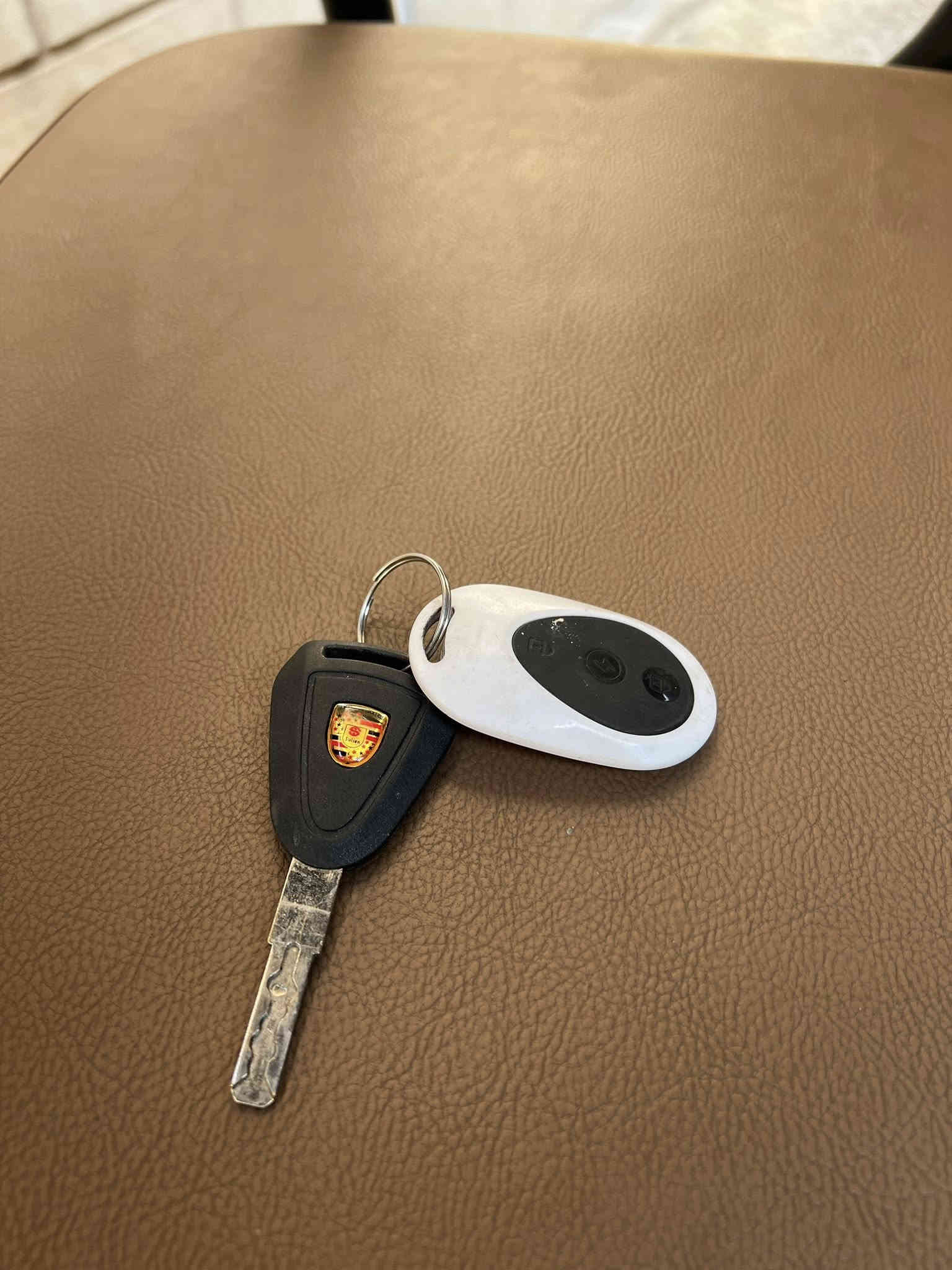 #للبيع_دراجة_ثلاث_عجلات (مقعدين + بيكب) 
حالة ممتازة ونظيفة، استخدام خفيف جدًا.

المواصفات:
• مقعدين مريحة
• بيكب خلفي واسع للحمل
• ثلاث عجلات ثابتة وقوية
• قيادة سهلة ومناسبة للكبار والصغار
• شكل مرتب ولون حلو

السعر: مليون و ٢٠٠ وبي مجال 
الموقع: بغداد – الكاظمية 

للاستفسار: تواصل خاص أو واتساب ***********
