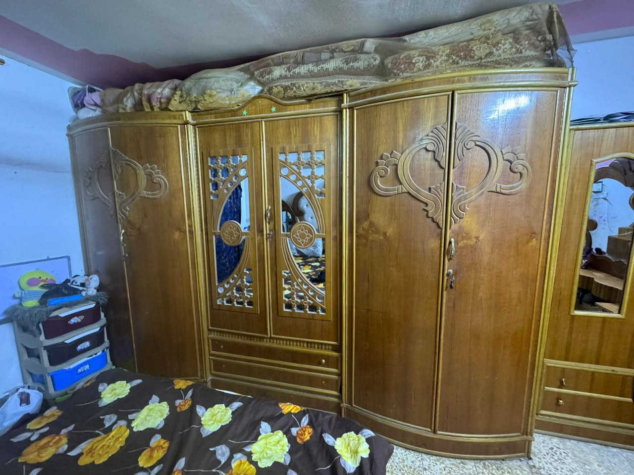 غرفه اخشاب للبيع نظافه 90بل ميه،، لستفسار ع رقم ***********
