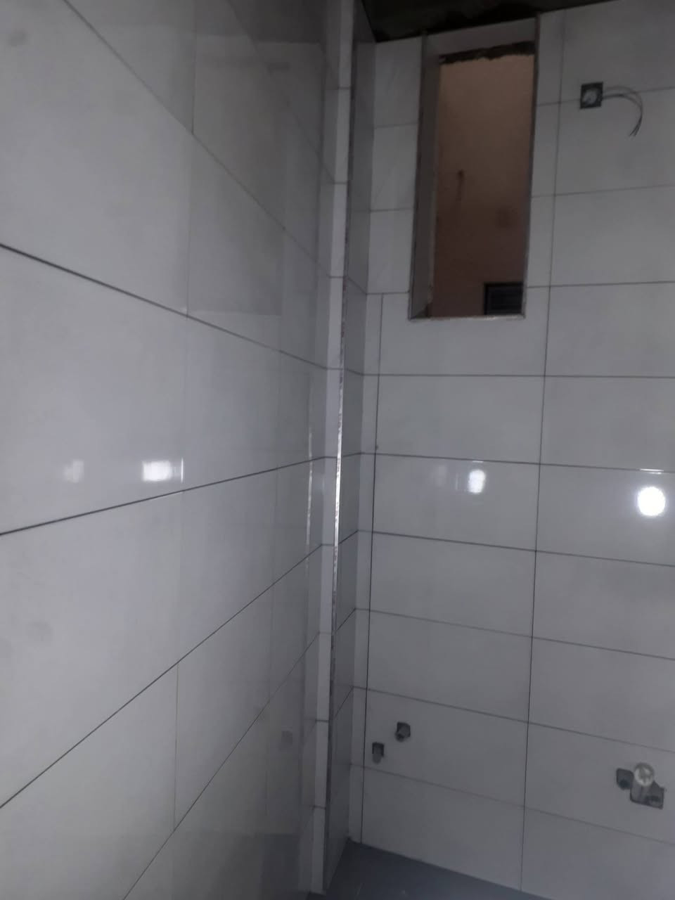 السلام عليكم خلفه لتركيب السيراميك و البورسلين والكاشى والمرمر والجدران والدرج  شغل درجة أولى والتزام بالموعد والعمل الرقم بيه واتساب ***********
