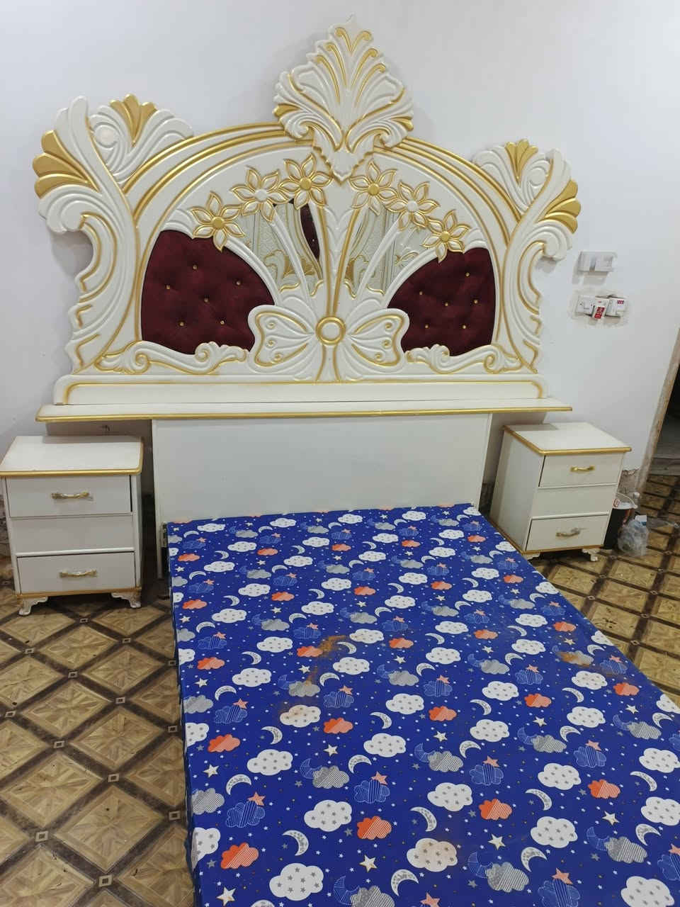 السلام عليكم ورحمة الله وبركاته
1- غرفه اخشاب جديده 
2- ما مستخدمه 
4- عنوان بغداد المحموديه حي بدر 
5- رقم الهاتف***********  
6- رقم الهاتف *********** مراسله ع واتساب
