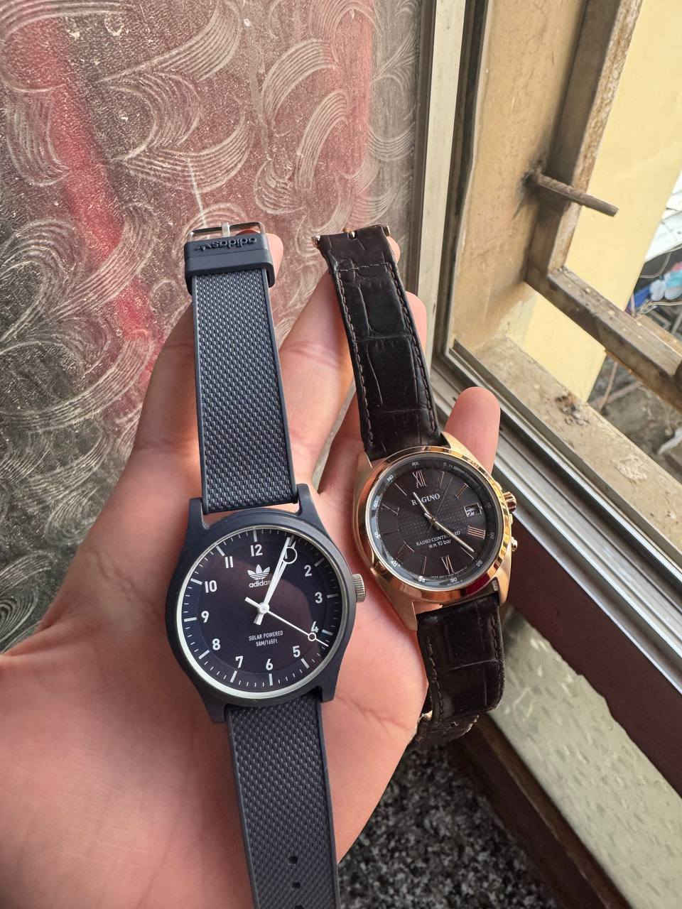 السلام عليكم
اربع ساعات 

قطعتين Reguno فرع من فروع ستزن

نوع البطاريه سولر شحن اي مصدر للطاقة الضوئية 

وقطعة سويسري بطارية 

والرابعه اديداس سولار

سعر المجموعة ١٢٥ الف وبيها مجال بسيط 

يوجد توصيل لكافة محافظات العراق


**إذا كنت صاحب هذا الإعلان وتريد حذفه لأي سبب، رجاءا أرسل رسالة إلى الدعم الفني**