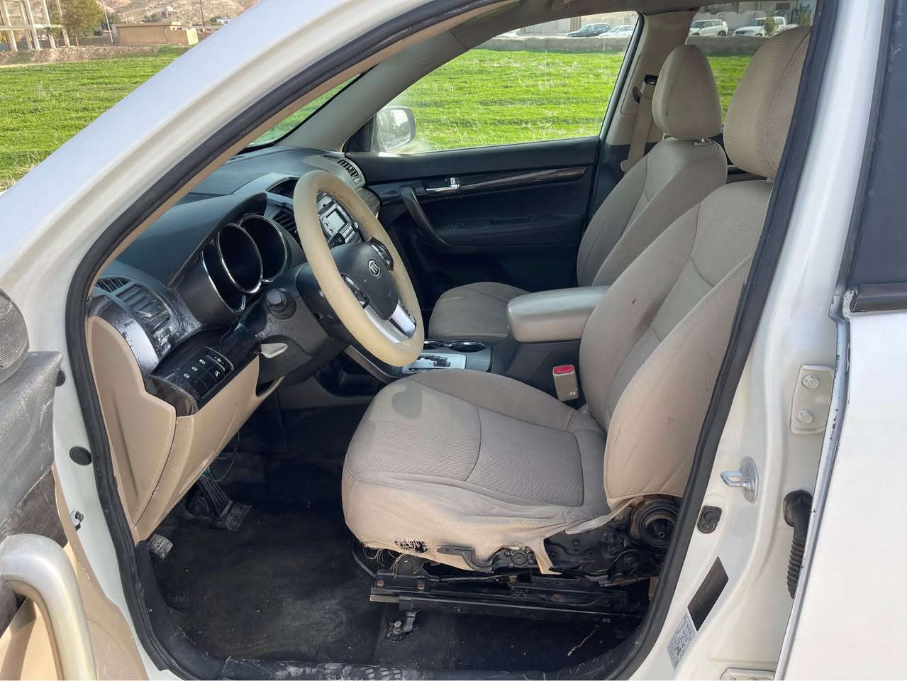 كياى سؤرينتؤ مؤديل ٢٠١٢ گيرو مةگينة بةشةره ت و تةقةو ره قة بةشةره ت و تةبريد ساردو گةرمة بةشةره ت و چوارتاى لوك لةژيريتى و ناوه زه رده و ئاوينة ئيشرات و سؤكان ڤؤليؤمة 
سةياره كة ساغ و بنزينة و سقفةى وه ك شووشة و لاشةى وه ك شووشة 
سعره ى ٥٧وه ره قة 
*********** كيفري, ديالى
