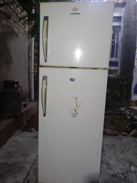 ثلاجه نضيفه البيع السعر 150كوت حي الجهاد 07814670215