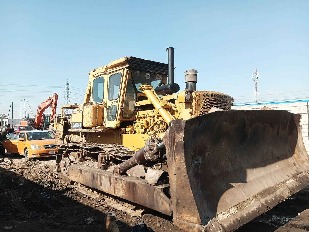 بلدوزر للبيع رقم بغداد لماني محرك سايس ٢٥.  ***********
