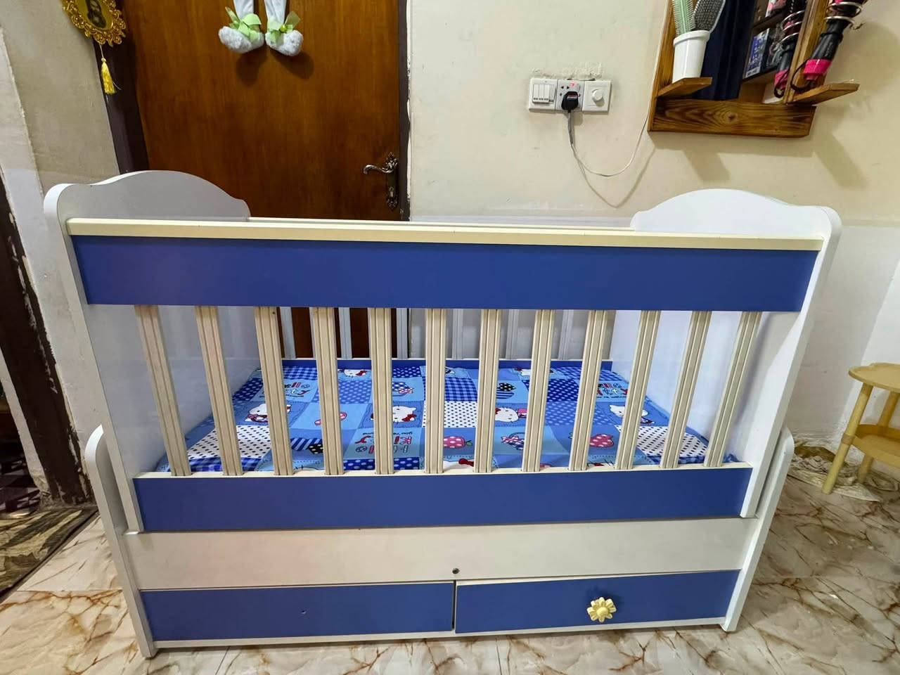 جربايه للبيع جديده مال اطفال هزازه طولها متر 20 مع المندر هديه عنواني كوت *********** السعر 60 وبيها مجال بسيط
