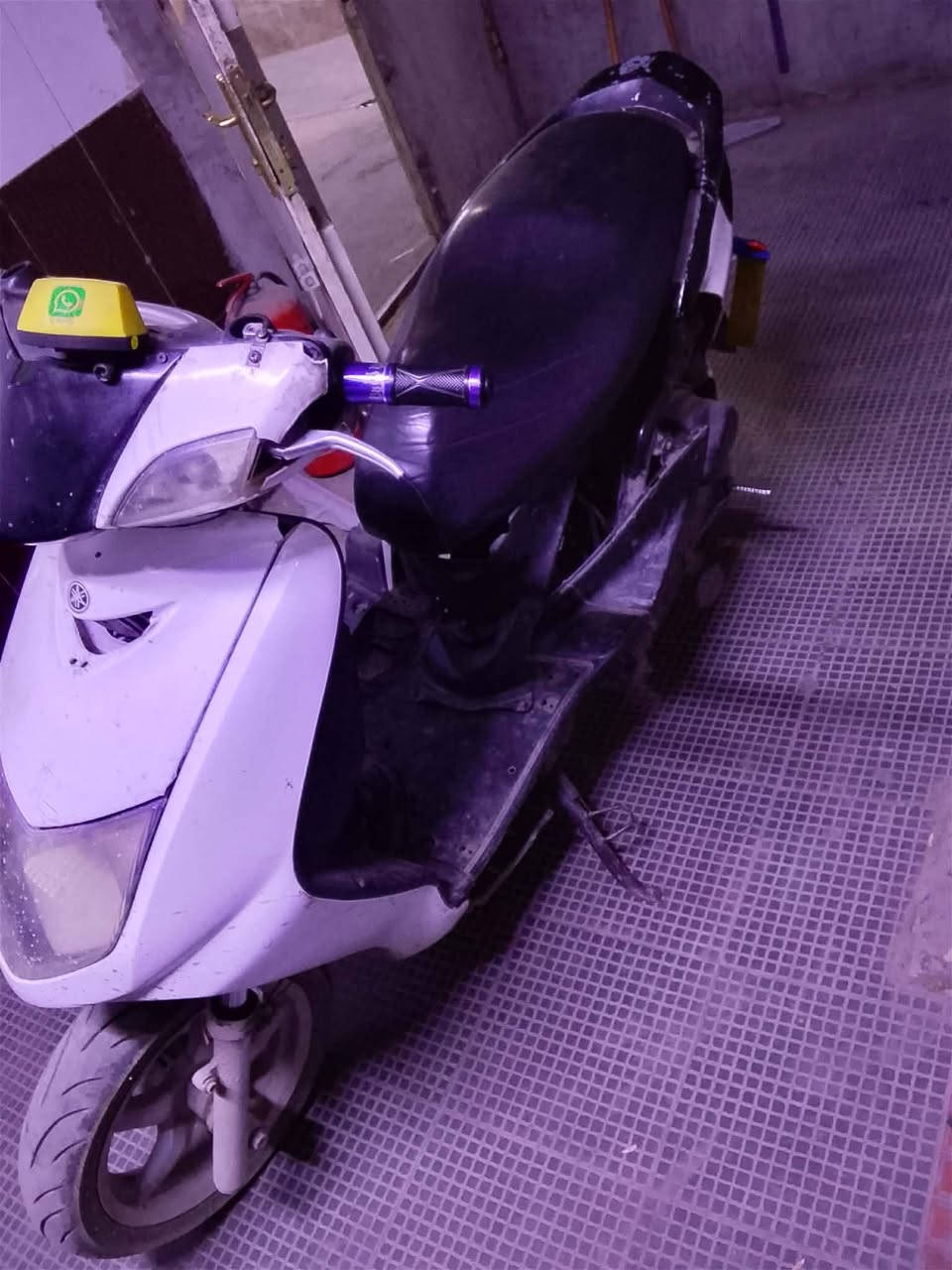 بسم الله الرحمن الرحيم.
السلام عليكم ورحمة الله وبركاته 
دراجه سكنس نثيه للبيع 
اللون ابيض 
كفرات نص عمر الصفحه اليسره مكسور كفرهه 
مكينه.خير من الله 
صالنصه رياضيه 
الدراجه تشتغل هندر بسبب خلل بلكهربائيات لا اكثر ولا اقل 
الدراجه عوزهه كابريتر جديد فقط 
السعر 300$
مكاني بغداد المعامل الباويه ملعب المغلق***********
