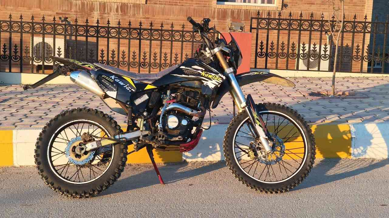 سەرەتا بە ناوی خودا، 
کەویار مەکینە ٢٠٠ لە قوەتی خۆی بێزارە،
شتێکی جوان مەقول کامل کارەبای ئیش دەکات دوو جووت تایەی لۆکی لە ژێردایە لە ڕەسم کان دیارە،
تەنها سەری بانزین کەی کەوتوە تۆزێ ڕۆنی لێ دەڕوات جێگەی باس نییە،

لە سلێمانیم،  

نرخی ٦٠٠ هەزار مامەڵەیەکی برایانەی تێدایە. السليمانية, العراق


**إذا كنت صاحب هذا الإعلان وتريد حذفه لأي سبب، رجاءا أرسل رسالة إلى الدعم الفني**