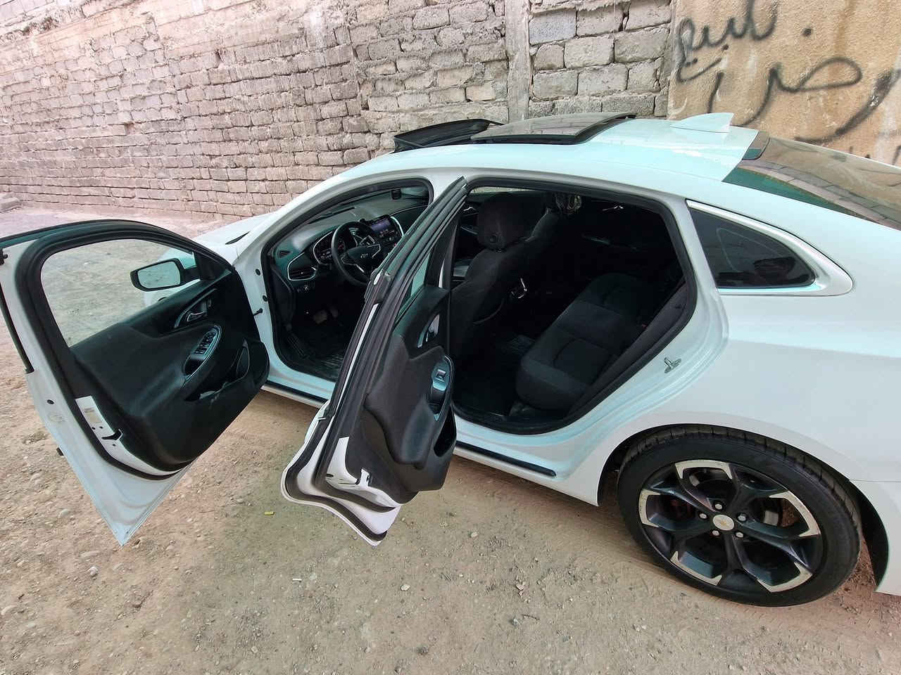 LT2  فول مواصفات موديل 20 بدون صبغ ولا بارد. بعدها بريحة الشركه سياره مابيها صوت  شرط اخويا.   السعر 125 وبها مجال. لطيبين  ***********.      *********** عنوان موصل.  داخل
