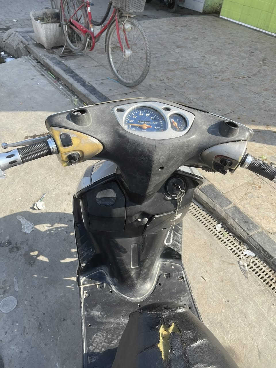 دراجه اللبيع سعره ٣٢٥ الف  موجوده بغداد الحريه ***********
