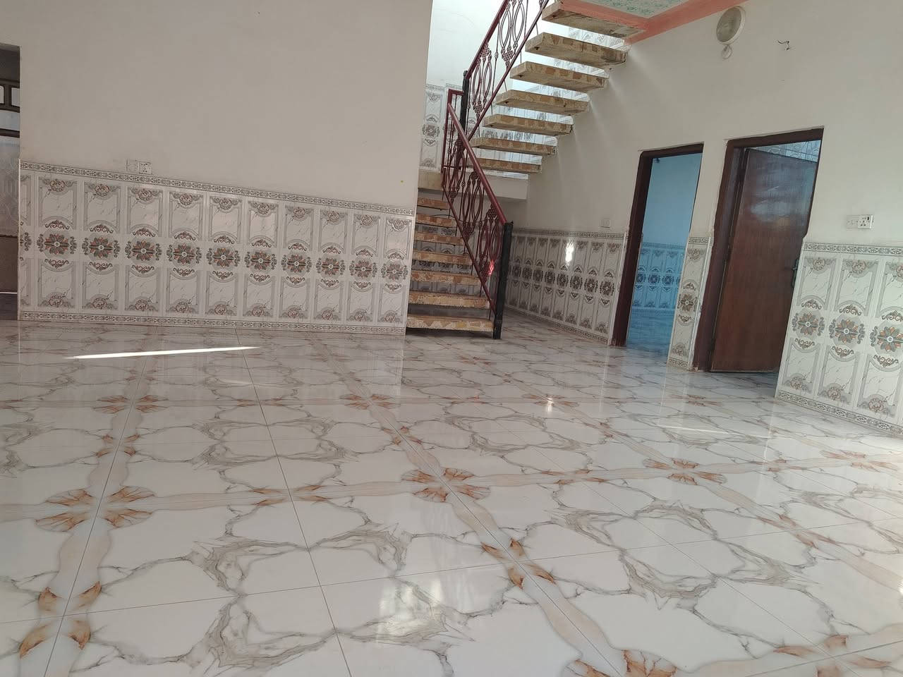 سلام عليكم ورحمة الله وبركاته مكلف بنشر بيت اجار طابقين في منطقة مطار ***********
