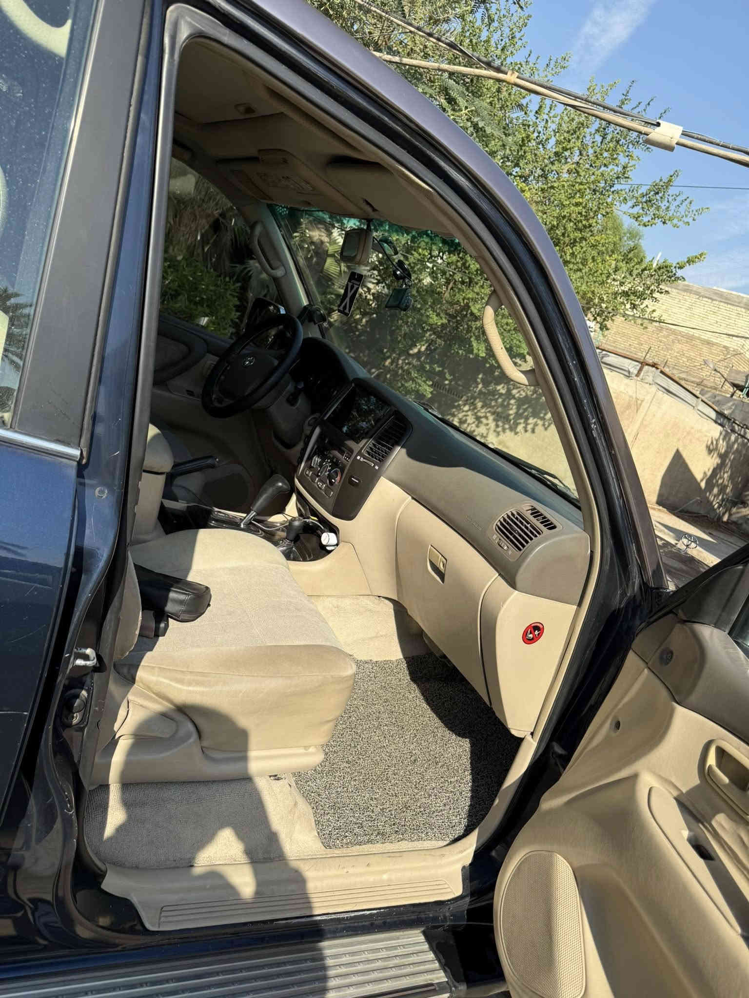 السلام عليكم لاندكروز 2003 وراد سعودي 
ماشيه 71 الف متروكه 
رقم بغداد باسمي 
صدر جديد مبدل قبل 3 اشهر 
تايرات نص عمر نقشه خشنه 
GXR  
السياره بيه التكم مال جامه الاماميه
مضروبه واكع عليه قمريه فقط التكم الاماميه 
والجاملغ العكس السايق مصبوغ جان بيه شوته العاليه 
يعني مو حادث 
السياره رايده ب149 وبيه مجال بسيط 
فقط بيع ماكو مراوس 
رقم التلفون ***********
مكان السياره بغداد زيونه
