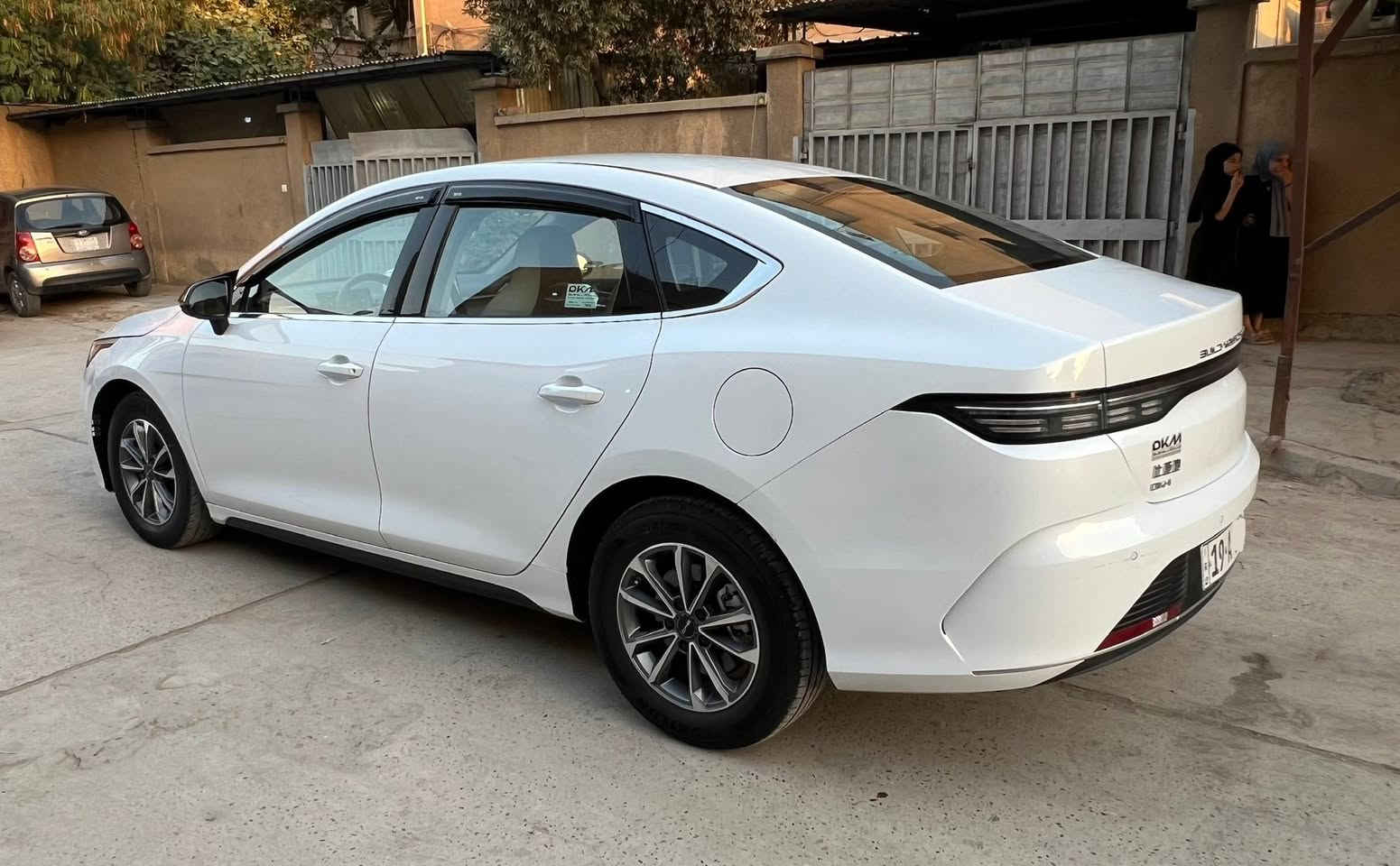 السلام عليكم BYD ديستروير 2025 للبيع فول مواصفات عدا الفتحة داخل ابيض كل غراضها موجودة السيارة بحالة جيدة جدا على وضع الشركة كاملة من كلشي ماشية 24 الف الكلي سنوية بأسمي رقم كربلاء تحويل مباشر وين ميعجبك السيارة بيها صبغ قطعة جاملغ فقط وملاحضات بسيطة والباقي كفالة السعر 18،700 وبيها مجال بسيط 
رقمي : ***********
