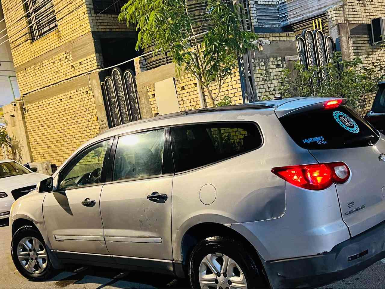 سيارة شفرليت ترافرس للبيع موديل 2010 
محرك 3600 
اوتوماتيك
تبريد شغال 
شاشة كبيره اندرويد 
سماعات جديده  
سيارة عائليه
تخم تاير جديد  
البدي بيه جراد باب خلف السايق 
وبيه دحكات بسيطه
سيارة عطلانه صار فترة  
ابيع اصوليات فقط سيارة ما تشتغل 
اكفل غرامات وتحويل فقط
كوم حديد ابيع 
السعر 67 ورقة بيه مجال حك الجيه قليل 
المكان البصرة القبلة حي المهندسين
التواصل على الرقم 
*********** الزبير, البصرة
