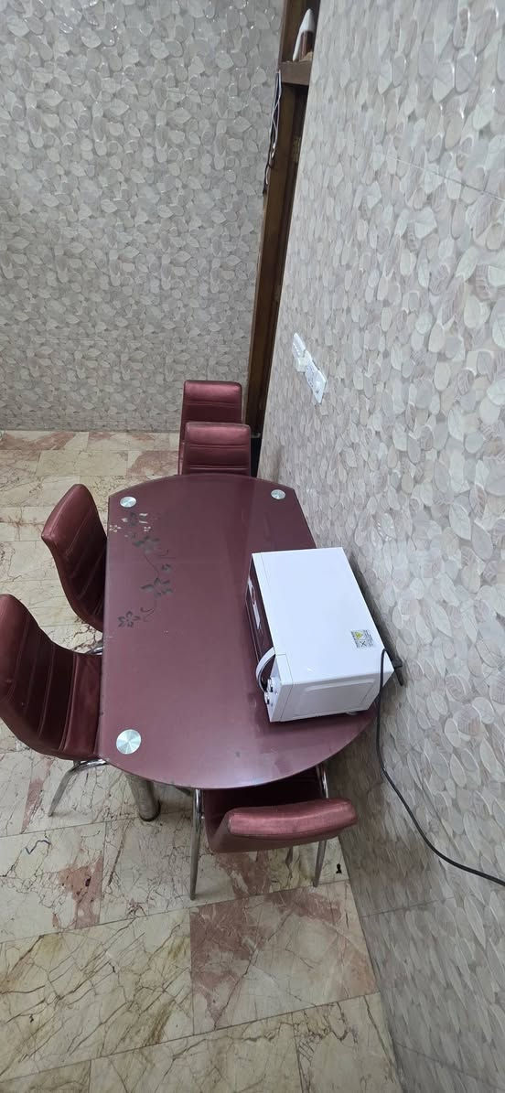 ميز طعام زجاج يكون دائلي او مستطيل حسب الرغبة ويا 6 كراسي المنيام غير قابل للزنجار وكذالك  تفاصيل الميز المنيون وزجاج قابل للغسل بكل كامل قياساته 130 × 130 دائري وينطبك يصير 130×80 
مكانه الحرية


**إذا كنت صاحب هذا الإعلان وتريد حذفه لأي سبب، رجاءا أرسل رسالة إلى الدعم الفني**