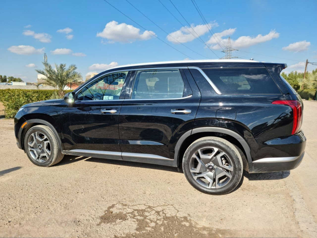 سلام عليكم شباب هونداي بالسيد للبيع فقط موديل 2025  فئة الLimited وارد امريكي ضربتها بنيد فقط وامبدل تفصيخ نفس الون بدون ايرباك ولا شواصي 
ماشية 11956 كيلو مواصفاتها كامرات 360 
وحساسات امام خلفي تشغيل عن بعد 
ومانع انزلاق وتحديد مسار 
ومثبت سرعة وشفتات بلستيرن وكير بيانو وفتحة بلسقف وثلاث قطع تبريد 
كشنات جلد مقاعد كهربائيةعدد 2تدفئة تبريد كشنات امامي خلفي 
وتدفئة ستيرن شاشه كبيره 
توقف ذاتي و مانع اصتدام سايد بريك كهربائي شحن لاسلكي 
مكاني الدورة رايدها 325ورقة لاستفسار اتصل على الرقم 
***********
