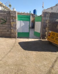 بيت حواسم 2 غرف وحدة عوزها ترميم وديوانية مطبخ حمام تواليت ساحة كبيرة ...