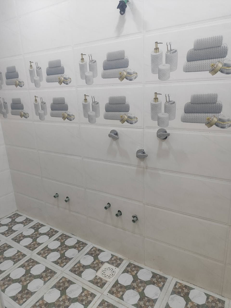 بيت للايجار سعر الايجار 250 العنوان حي الصحه.تصل إلى رقم  ***********
