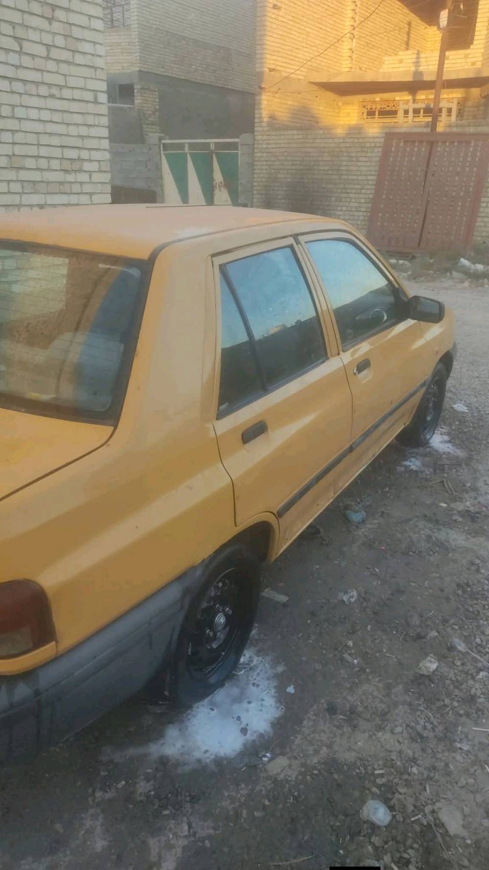 للبيع سيارة صفراء صغيرة بحالة جيدة للاستخدام اليومي. مناسبة جداً للتنقل داخل المدينة وعملية للاستخدام اليومي.