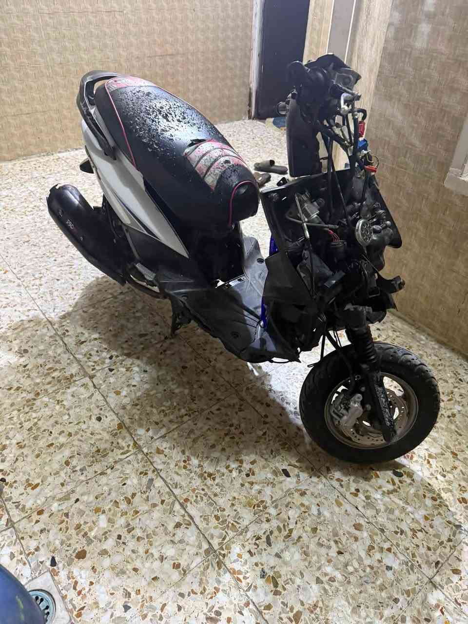 سلام عليكم جيتي ار نوزل للبيع دراجه كوم حديد تجي تحمل وتروح لو ولفات لو كايمه ابيعه كوم حديد  نقصه بجم دراجه كهرباياته كلهه شغاله سلف دير بس باتري كاعد فجئه طفت بيه سعره 300وبيها مجال بسيط مكاني بغداد بلديات رقمي *********** فقط واتساب
