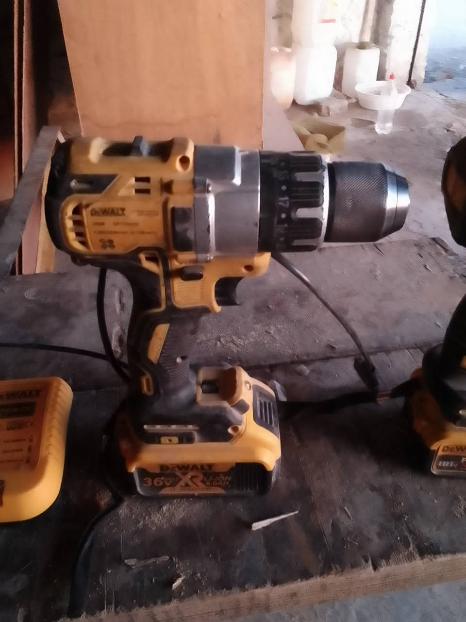 السلام عليكم دريل لقمه ابو الختم ودريل همر ابو الختم العملاق xR
باب الأول شغالات نضيفات مامصلحات الشاحنة الاصليه البطاريات الاصليات يطولن بالشغل مو ربع ساعة وتهبط
تشتغل نص رنهار 
2بطاريات شاحنه وحده 
للبيع سعر الواحد 40 مكان نجف شارع كربلاء عمود 130/موبايل ***********
