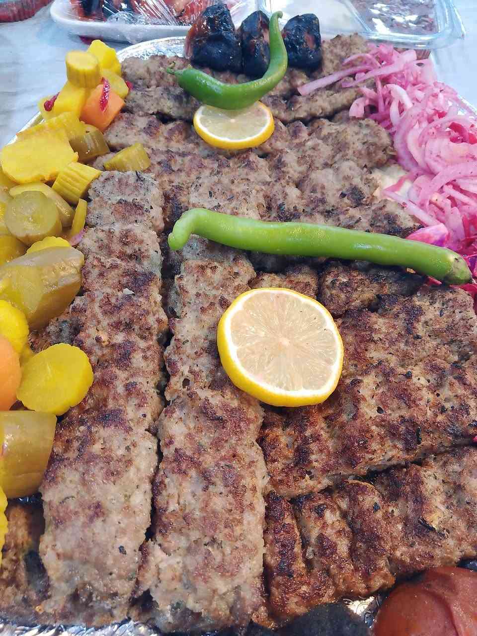 السلام عليكم 
من مطعم ومشويات النور في حي الجهاد مقابل جامع النور مجاور صيدليه ربيع القلوب احلا المشاوي وأرقى العروض 
ليس لدينا فرع آخر.  توصيل كافه مناطق بغداد
***********
***********
***********
