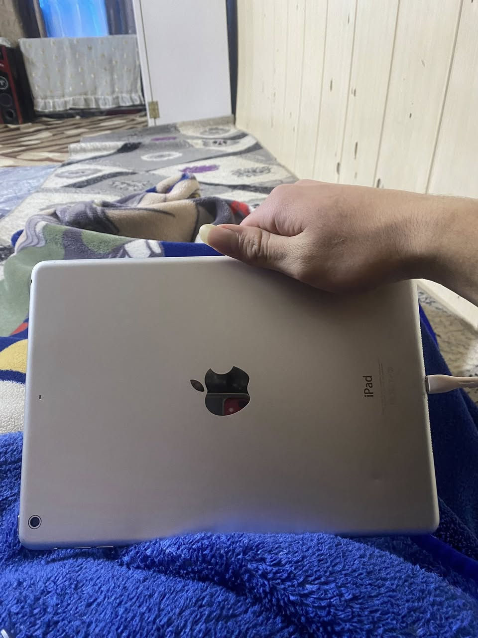 ايباد شغال مابي اي عيب وبطاريه فوللل هستوني حطيته ع شحن تريد تباوع افلام كلشي دراسه العاب بس بوبجي مايشغل سعر ٣٥ الف قفل وتساب *********** والي يتعبني لا يتواصل رجاء لان باقي محلات او بسيطات يبعونه ب ٥٠
