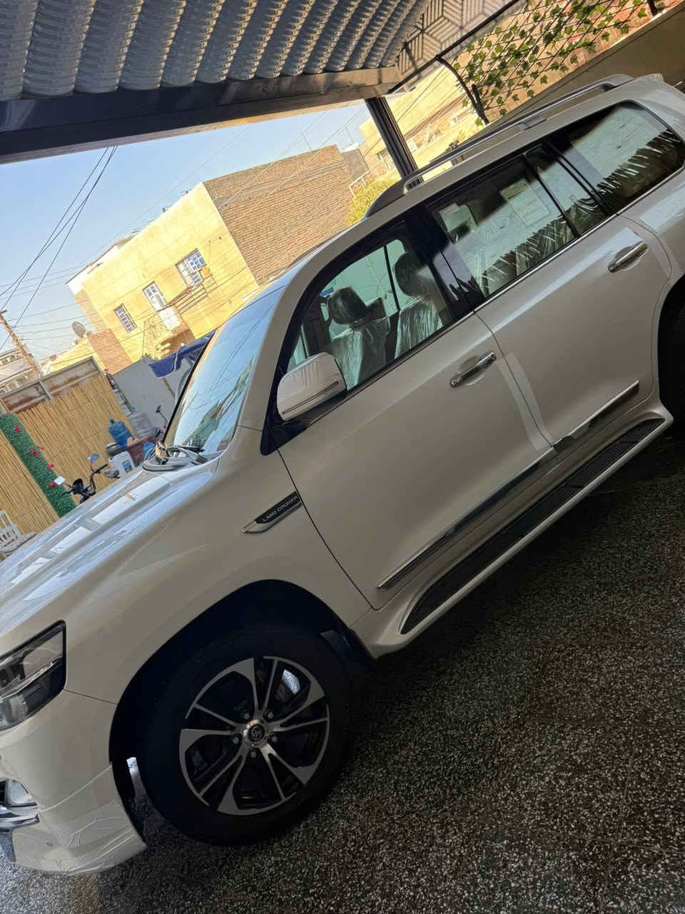 السلام عليكم بيع او مراوس
لاند كروز 2021 ساز خليجي كراند تورنك أصل 
فول مواصفات تطبيق 3 شاشات عداد لكزز ليزري  5 بصمات باب خلفي شفط ويل عدد 5 فول مري قلاب مواصفات للاخير معروفه مواصفات الگراند تورنك 
السيارة رقم أربيل بأسمي شخصياً ماشية 85الف كيلو متر 
السيارة بيها ملاحضات بسيطة مكانين باردموضح سعر 548   ورقه
مكان السيارة: بغداد  
للاستفسار: ***********
