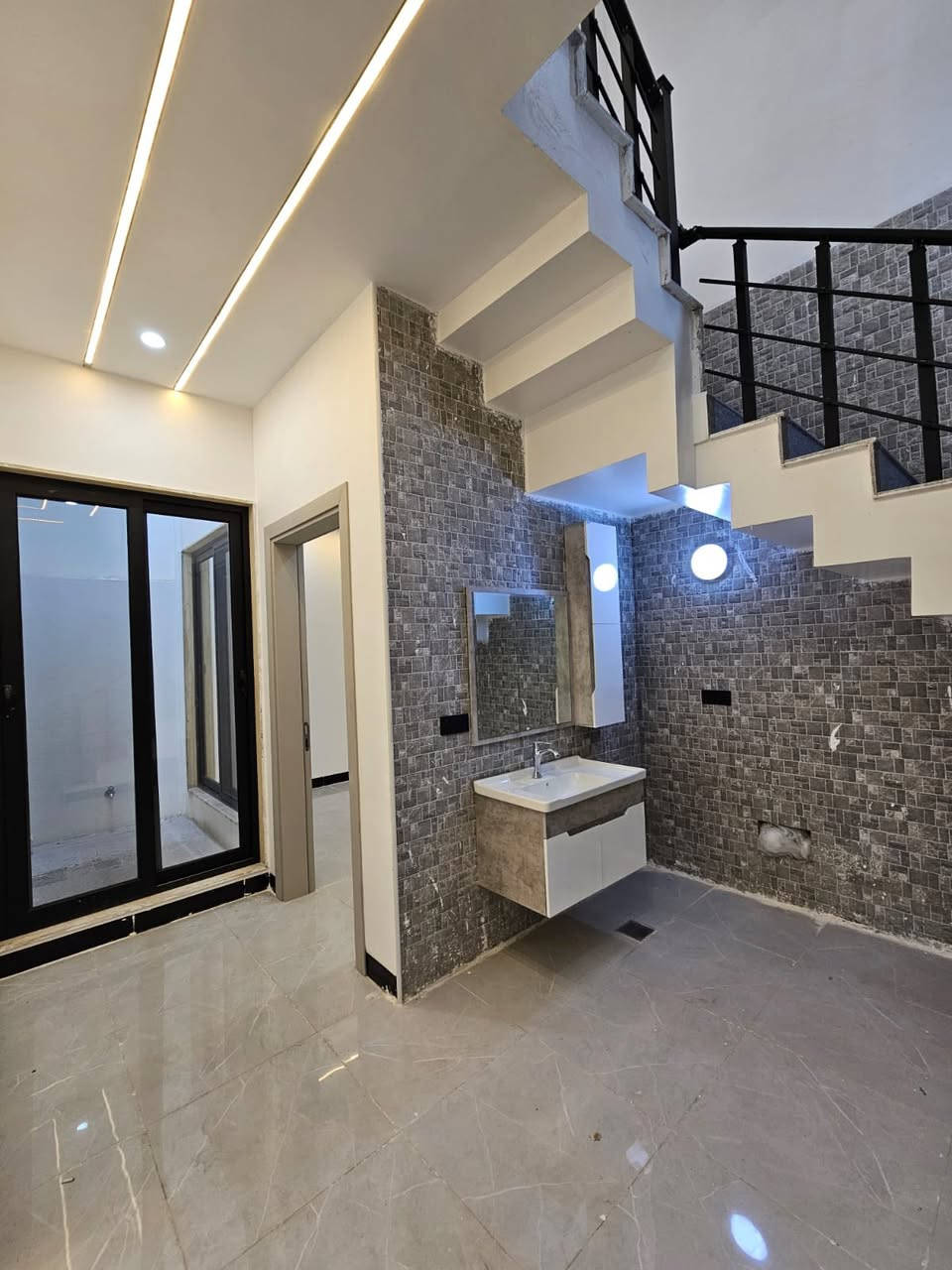 ⭐️ثلاث دور للبيع ⭐️حي الزهور ⭐️
          ثاني بيت عن شارع العجزة
⬅️️ مساحـة 130متر 

⬅️️الواجهة 7متر

⬅️ الإتجاه غروب 

⬅️شارع تبليط ١٢متر

⬅️️سند طابو ملك صرف 

⬅️️طابقين ٤غرف نوم

⬅️️البناء من الدرجة الممتازة 

⬅️الطابق الاول:
 غرفة نوم إستقبال مطبخ هول صحيات كراج مناور 

⬅️الطابق الثاني:
 ٣غرف نوم هول صحيات بلكونة 

تفاصيل اكثر يرجى مراجعة المكتب او الاتصال 
_____ 

           *********** 
                      🏠
           ***********
           
    ✅️ #للإعلان عن عقاراتكم لدى مكتبنا او تلقي طلباتكم ( بيع و شراء الدور و الاراضي و العقارات التجارية ) يرجى الاتصال على الارقام اعلاه او مراسلة صفحتنا او زيارة المكتب
