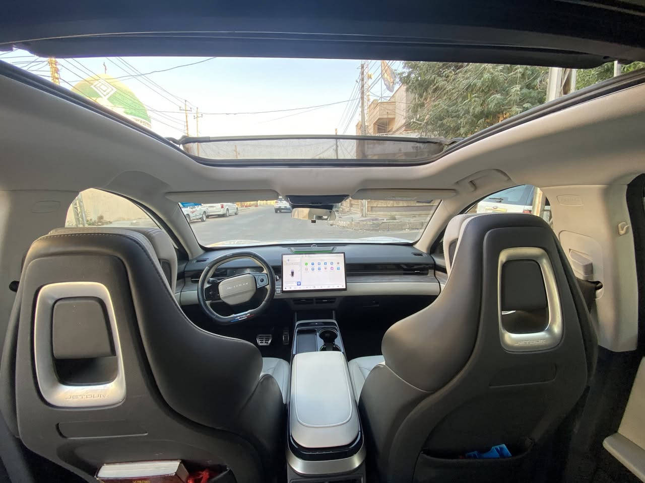 🚗 للبيع: جيتور داشينج 2024 - فول مواصفات (فئة لكجري Luxury) 🚗
السلام عليكم، للبيع سيارة جيتور داشينج (Jetour Dashing) موديل 2024  ، السيارة بحالة ممتازة جداً وتحت الضمان وبحالة الوكالة.
📌 التفاصيل والمواصفات:

الفئة: لكجري Luxury (أعلى فئة - فول مواصفات).
المحرك: 1.6T توربو (قوة ونشاط ممتاز).

اللون الخارجي: أبيض (مكفول من الصبغ والحوادث).
المسافة المقطوعة (الممشى): 31,000 كم فقط.
الحالة: سليمة تماماً وبحالة الوكالة (جاهزة من كل النواحي).
الضمان: السيارة تحت ضمان الوكيل الرسمي ومستمرة بالصيانة الدورية.
✨ أبرز مواصفات فئة اللكجري:
شاشة عملاقة تدعم نظام الترفيه والخرائط.
كاميرات محيطية 360 درجة بوضوح عالي.
رادارات أمامية وخلفية مع نظام تحديد المسار وتنبيه التصادم.
سقف بانوراما بالكامل.
كراسي جلد كهربائية مع ميزة التدفئة والتبريد.
إنارة محيطية (Ambient Light) مميزة.
صندوق خلفي يفتح كهربائياً.
💵 السعر المطلـوب:
 26 مليون دينار  (وبيه مجال بسيط للشراي المعتمد بعد المعاينة).
📍 مكان تواجد السيارة: بغداد / البياع
📞 للاستفسار والاتصال: [ *********** ]
