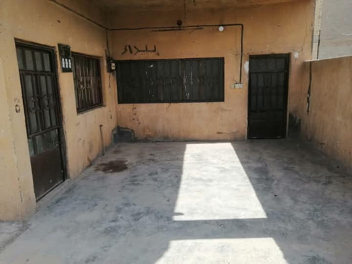 الهم صلي على محمد وآل محمد
يتوفر بيت للبيع بيع سريع جوا سوك سعر ناررر 119قفللل 
دار للبيــــــع [ ٢٠٠ ] متر طابو صرف كربلاء / حي الطاقة / ثالث بيت عن الشـــــــــــــــــــــــــارع العام كافة الخدمات (تبليط مـاء مجـــــــــــــــــــــاري مدارس مستوصف سوق) { غرفتيـــــــن نــــــــــوم صـــــــــــــالة ١٠م مطبـــــــــــــخ استقــــــــــبال صحيــــــــــــــــــات داخليــــــــة خارجية } 
 البناء بلوك والسقف كونكريت مسلح  علما ان البيت فارغ حاليا ولايوجد به اي نقص
 رقــــم الهاتف  *********** واتساب
نستقبل جميع عروضكم في محافظة كربلاء المقدسة
هاذا العرض فقط لدى مكتب عقارات الحسناوي في كربلاء
