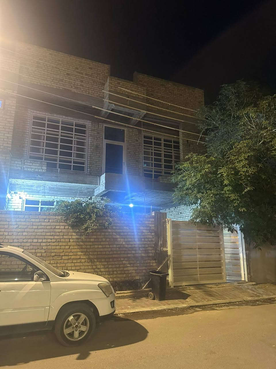 بيت حديث للبيع في كربلاء – حي التحدي
فرصة مميزة لامتلاك بيت حديث  طابو صرف بموقع ممتاز في حي التحدي
 قريب جدًا من مستشفى الحجة
 تفاصيل العقار:
المساحة: 210 م2
عدد الطوابق: 3 طوابق
عمر البناء: 5 سنوات
عدد الغرف: 4 غرف نوم
4 حمّامات
صالون واسع ومريح
تصميم حديث وتشطيبات جيدة
مناسب للسكن العائلي أو الاستثمار
 المميزات:
موقع حيوي وقريب من جميع الخدمات
حي هادئ ومناسب للعوائل
بناء متين وحديث
 للاستفسار 
009647506537040


**إذا كنت صاحب هذا الإعلان وتريد حذفه لأي سبب، رجاءا أرسل رسالة إلى الدعم الفني**