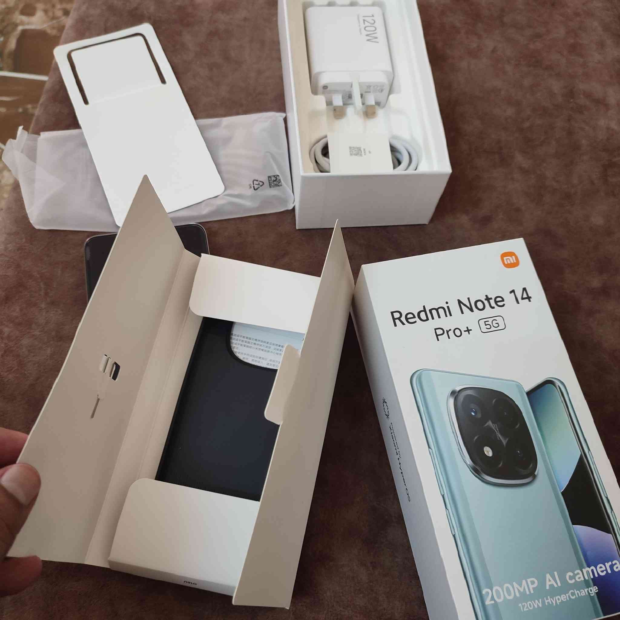 ريدمي برو بلص 14 4G مستخدم كلش قليل أحسبه بالباكيت ومشحون جم مره ***********
