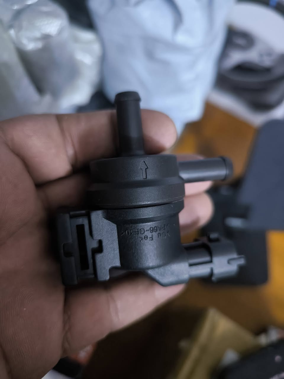 هذا الجزء هو صمام التحكم في تطهير علبة الفحم (Vapor Canister Purge Valve) الخاص بسيارات هيونداي وكيا.رقم القطعة: تم تحديد الرقم 29010-02100 من الصورة.الوظيفة: يعمل الصمام كجزء من نظام التحكم في انبعاثات تبخر الوقود (EVAP)، حيث يسمح لبخار الوقود المحتجز في علبة الفحم بالدخول إلى المحرك ليتم حرقه.التوافق: يُستخدم هذا الصمام في عدة طرازات مثل كيا بيكانتو، ريو، وهيونداي آي 10، وآي 20.....١٠قطع اليريدهم ينطي سعر وبالعافيه


**إذا كنت صاحب هذا الإعلان وتريد حذفه لأي سبب، رجاءا أرسل رسالة إلى الدعم الفني**