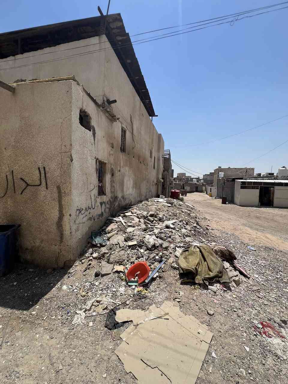 السلام عليكم بيت للبيع المشراق القديم خلف جامع الغنامه 
المساحه 150 وبصفه قطعه الواجهه 3 مترات
يحتوي عله استقبال وصاله كبيره وثلاث غرف نوم وصحيات 
السعر 50 وبي مجال للاستفسار الاتصال ***********
