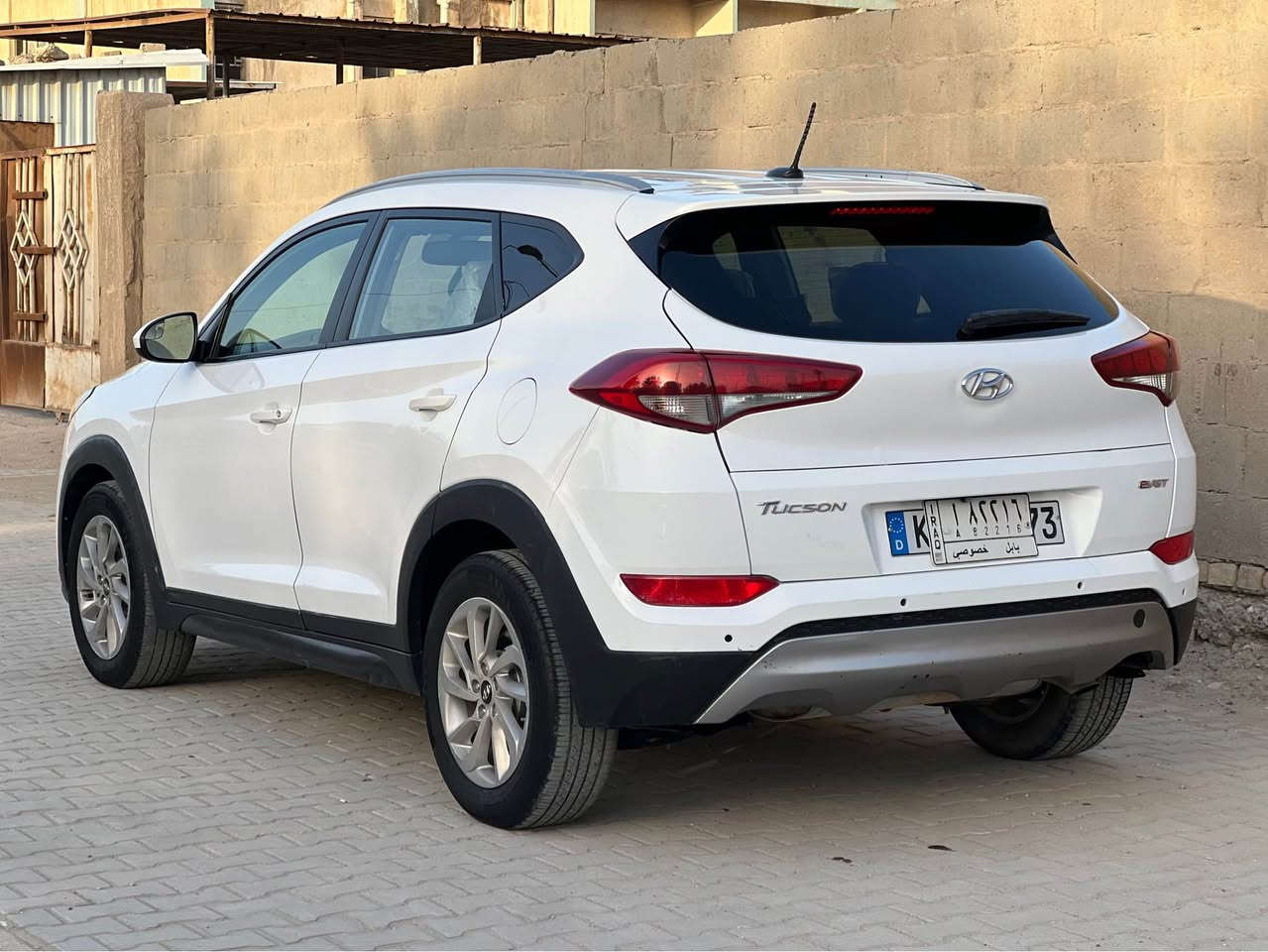 السلام عليكم

توسان 2016 وارد 

شاشه كامره تحكمات وباقي المواصفات المعروفه 

ااحادث بنيد بدون دواخل جاملغ ايمن بي بارد بسيط 

مكينه مفتوحه كازكيت وبايدي فاتحه 

تبريد حداديه كهربائيات كله جاهز تحويل مباشر 

مكاني  بابل الحله        السعر.   148 وبي مجال 

*********** حلة, بابل
