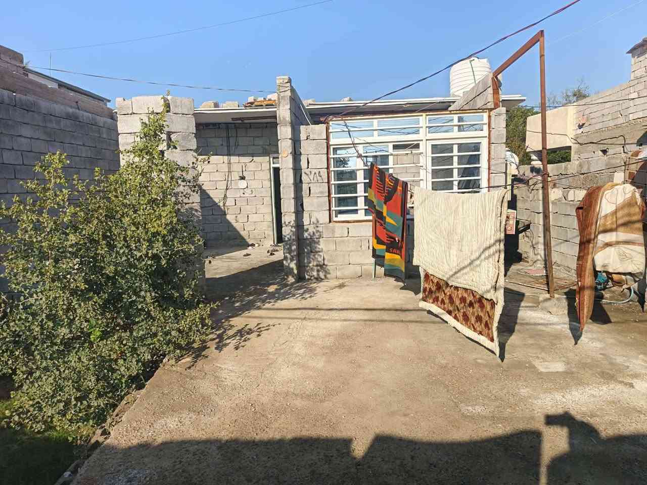 بيت للبيع تجاوز على قرار ٣٢٠مرفوعة بي معاملة مساحة ٢٠٠م يتكون من غرفتين نوم وصالة وستقبال ومطبخ جاهز للسكن السقف سنتويج بنل جاهز مي مجاري كهرباء سعره ٢٥وبي مجال ***********
