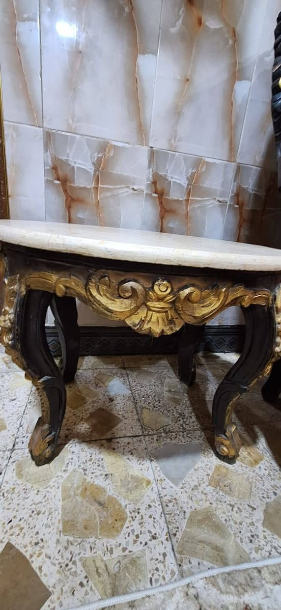 السلام عليكم 
طقم ملكي خشب مصري ثقيل ..
٢ قطع كبيرة و٤ كراسي ،
مع ٣ طبلة مرمرية ثقيلة ..
٢ صغير وحدة وسطية كبيرة 
السعر ٦٠٠ قابل للتفاوض 🌹


**إذا كنت صاحب هذا الإعلان وتريد حذفه لأي سبب، رجاءا أرسل رسالة إلى الدعم الفني**