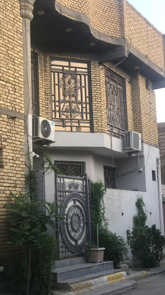 بيت ١٠٠ متر  بسومر قرب سوك العصري وجامعه العين بصف الركن طابقين واجههه١٠ ونزال ١٠
بناء حديث 
الطابق الاول صاله كبيره واستقبال ومطبخ وصحيات خارجيه وداخليه وطارمه ومنور

طابق ثاني تلث غرف نوم وصاله وصحيات 
للاستفسار ***********
