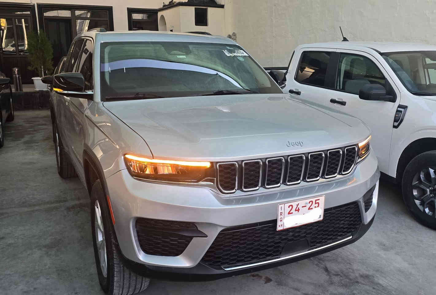 جيب كراند شيروكي 2023 limited لمتد
6 سلندر فور ويل 
فقط جاملغ صبغ 
( بدون شاصي ودواخل وايرباك )

كاتي بدون رقم تترقم( اربيل دهوك سليمانية )
جداً نظيفة السيارة وبوضع الشركة 

السعر : 275 وبيها مجال 
المكان : دهوك
***********
***********
اتصال أو واتساب
