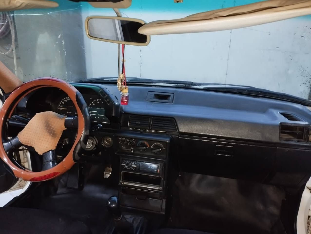 ميسيوبوشي لانسر. بدون صبغ سياره اقتصاديا جدا بنزين وعطلات باور ستيرن  قفل مركزي جامات كهرب فتحه سلايت.گاعيتها وقواعد دبلات وشواصي نظيفه بدون اي خياس بلادي. صدر ودبلات قبل شهرين مسوي تايرات طخم فوق النص عمر. گير جيد سلس جدا بالتبديل. محرك يريد تجفيت. وكيل اول يحول وجايب صحة صدور وكاله باركود. وكملت فحص هزه فقط تعمل عقد مروري وتحول غرامه مخالفات مروريه ٣١٠عليها تنزل من السعر25 مكانها ناحية الگوير. م/***********
