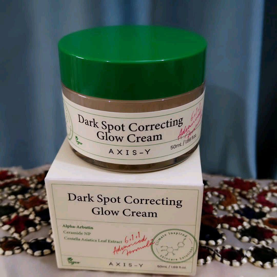 ✨كريم  Axis-Y Dark Spot Correcting Glow Cream، وهو كريم مرطب كوري من اكسس واي  (K-beauty) مصمم خصيصاً لتفتيح البشرة ومعالجة التصبغات. 

✅الفوائد الرئيسية:-
تفتيح البقع الداكنة: يعمل بفعالية على تقليل مظهر التصبغات الناتجة عن الشمس أو آثار حب الشباب.
ترطيب عميق: يتميز بقوام فريد يتحول من جل إلى ماء (gel-to-water)، مما يوفر ترطيباً مكثفاً يتغلغل بعمق في طبقات الجلد دون ترك أثر لزج.
تعزيز حاجز البشرة: يحتوي على السيراميد الذي يقوي حاجز الحماية الطبيعي للبشرة ويحميها من العوامل الخارجية.
تهدئة البشرة: يحتوي على مكونات مهدئة مثل مستخلص "سنتيلا أسياتيكا" (Centella Asiatica)، مما يجعله مناسباً للبشرة الحساسة والمتهيجة. 

✅المكونات الأساسية:-
يتميز هذا الكريم بتركيبة قوية تشمل:
نياسيناميد (5%): المكون الأساسي لتوحيد لون البشرة وتحسين ملمسها وتقليل المسام.
ألفا أربوتين (2%): يعمل على تثبيت إنتاج الميلانين لتفتيح البقع بشكل فعال.
سيراميد NP: للحفاظ على الرطوبة وتقوية الجلد.
مشتق فيتامين C: يعزز من إشراقة ونضارة البشرة. 

💢نصيحة: في الصباح، يجب دائماً اتباع الكريم بواقي شمس لحماية البشرة من أشعة الشمس التي تزيد من حدة البقع.
#الاصلي المنشأ كوريا 🇰🇷💯
السعر 20 الف 
و التوصيل مجانييي


**إذا كنت صاحب هذا الإعلان وتريد حذفه لأي سبب، رجاءا أرسل رسالة إلى الدعم الفني**