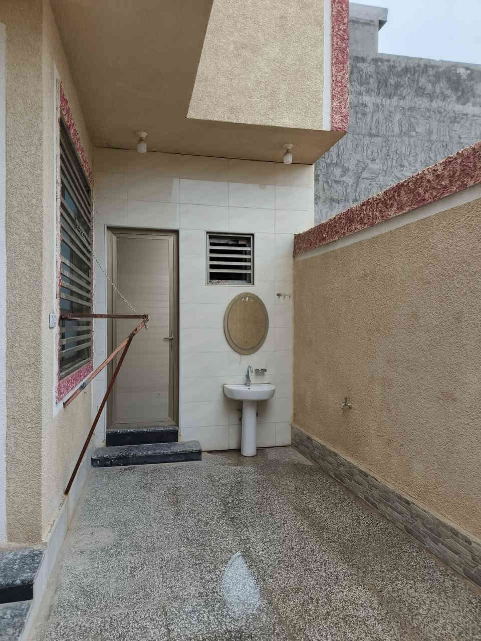 للايجار
دار لوحة معمارية 
بناءحديث، _نظيف _مرتب _1/1
دار طابقين مساحة 300م 
يحتوي، على ثلاثه غرف نوم بمساحة 5×5م
استقبال بمساحة 5×8م 
كليدور بمساحة كبيرة 
مطبخ حار +بارد 
مجمع صحيات معزولة التواليت عن الحمام 
صحيات خارجية مشتركة غربي +شرقي +حمام 
كـراج يحتوي، ثلاث، سيارات 
العنوان /حـلــة حـــــي الــزيتــون 
لـلاستفسـار 
***********
***********
@إشارة 
دليل بابل للايجار العقارات 
مكتب الضمان للوساطه العقارية 
مكتب الضمان للعقار والمقاولات العامة
