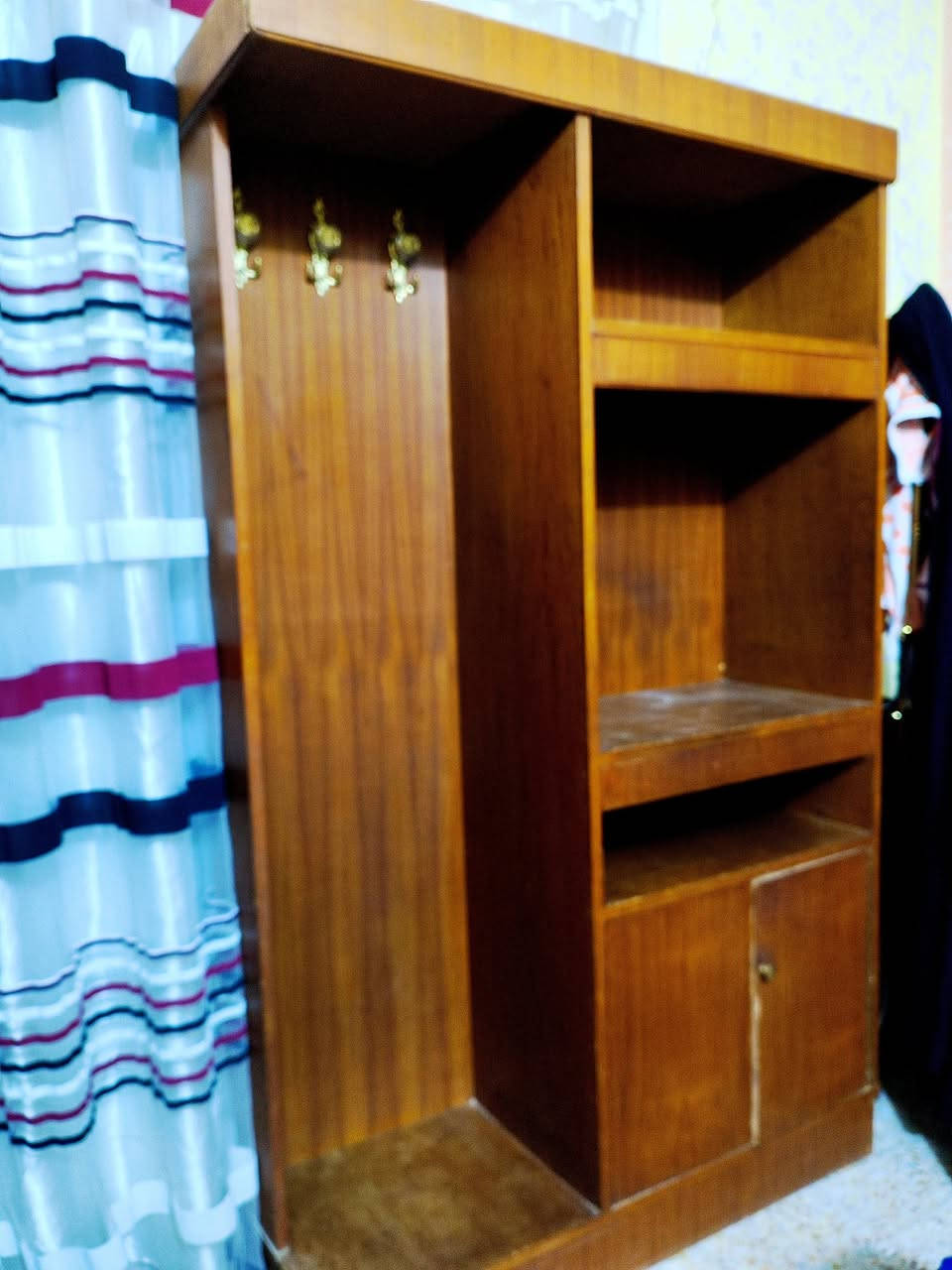 سلام عليكم غرفة لبيع خشبة نضيف وحلو سعر 250 وبية مجال ***********
