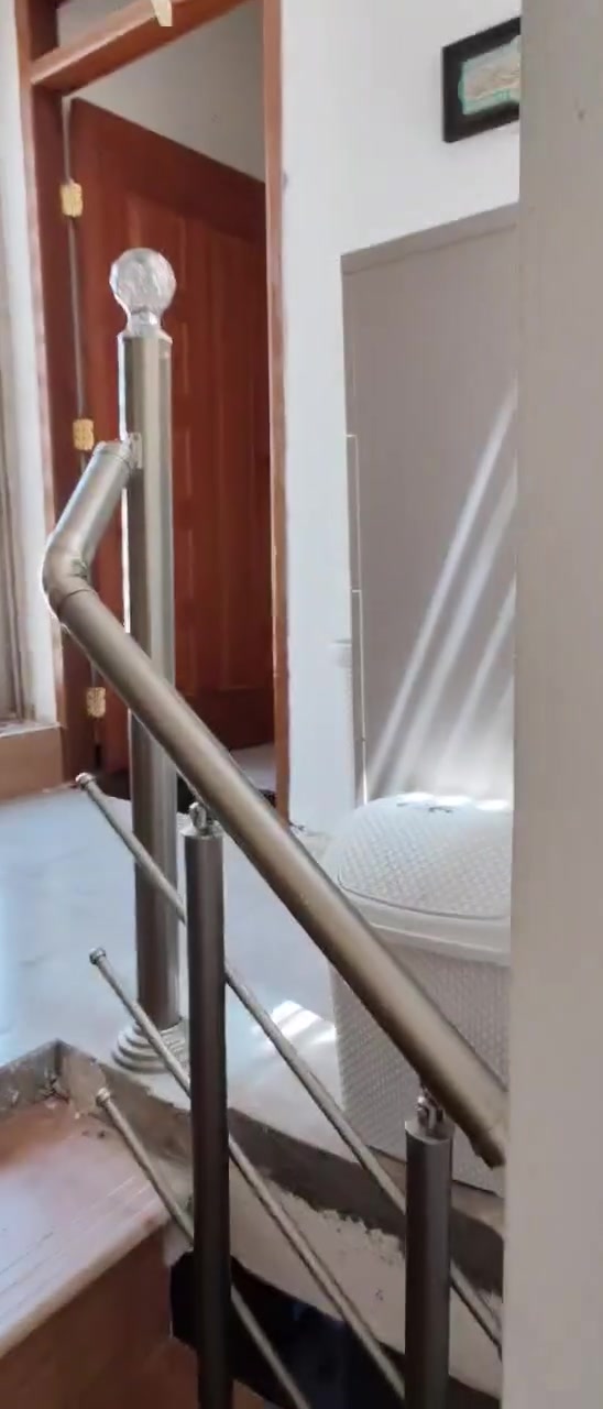 السلام عليكم يوجد لدينا بيت لبيع مساحته  80 متر يحتوي على قرفتين نوم مطبخ وسأل وخدمات الموقع  تراث لشهداء  مقابل سوق رضا  للاستفسار الرقم الهاتف  *********** بس واساب
